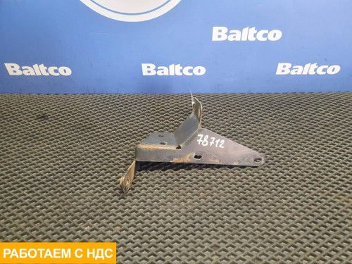 Кронштейн лестницы за кабиной